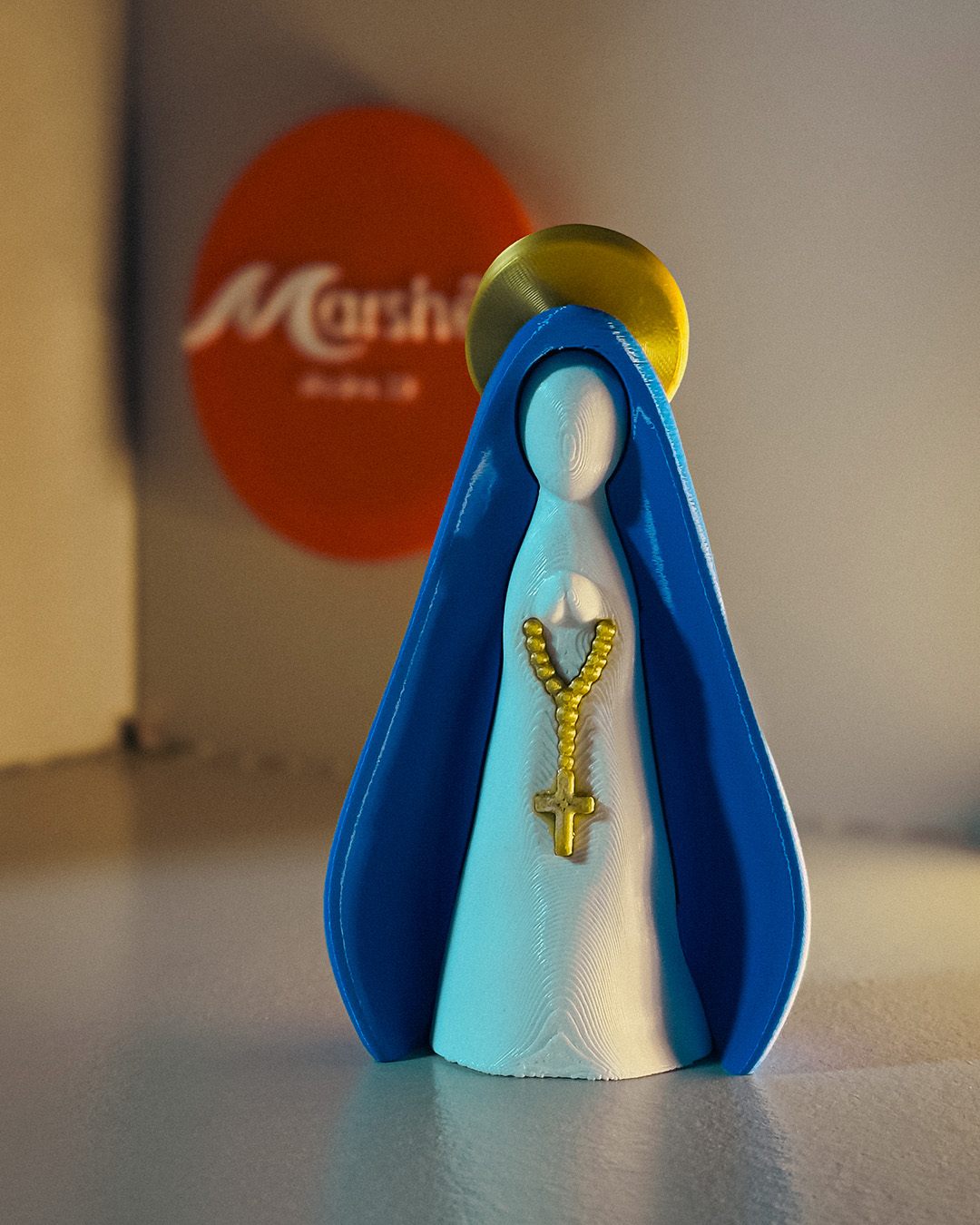 Estátua minimalista de Nossa Senhora impressa em 3D